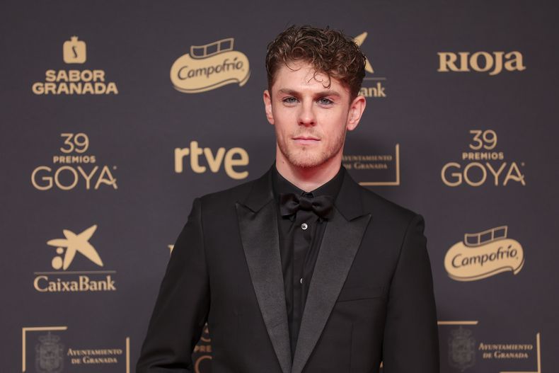 Patrick Criado llega a la 39ª edición de los Premios Goya en Granada, España, el sábado 8 de febrero de 2025, en Granada. (Foto AP/Fermin Rodriguez)