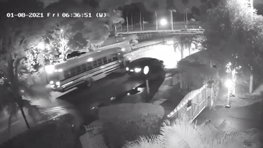 buscan a un hombre que intento subir a su auto a un nino en el doral mientras esperaba el autobus escolar