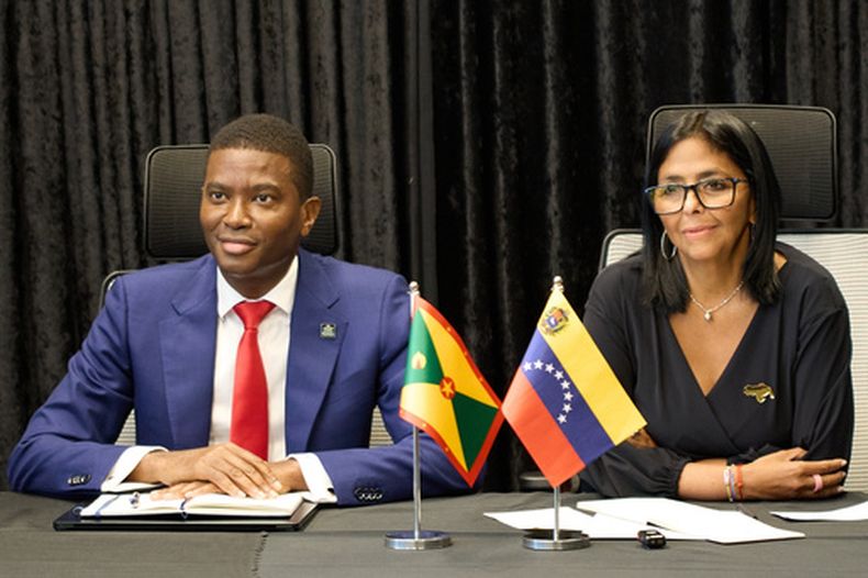 El primer ministro de Granada, Dickon Mitchell y la presidenta interina de Venezuela, Delcy Rodríguez, durante una conferencia de prensa en el Parlamento, el jueves 9 de abril de 2026, en Saint George, Granada. (AP Foto/Haron Forteau)