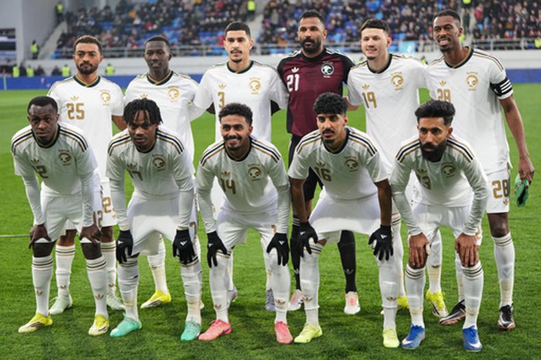 ARCHIVO - El once titular de Arabia Saudí previo al partido amistoso contra Serbia, el 31 de marzo de 2026, en Backa Topola, Serbia. (AP Foto/Darko Vojinovic)