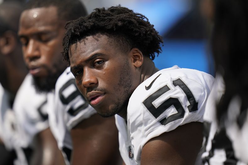 ARCHIVO - Foto del 11 de septiembre del 2022, el defensive end de los Raiders en el encuentro ante los Chargers de Los Ángeles el 11 de septiembre del 2022. (AP Foto/Gregory Bull, Archivo)