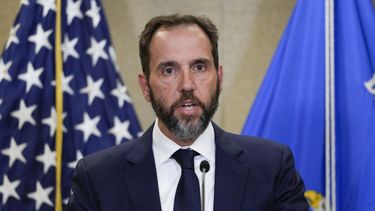 El fiscal especial Jack Smith durante una conferencia de prensa para hablar sobre la acusación al expresidente Donald Trump, el 1 de agosto de 2023, en la sede del Departamento de Justicia, en Washington. (AP Foto/J. Scott Applewhite, Archivo)