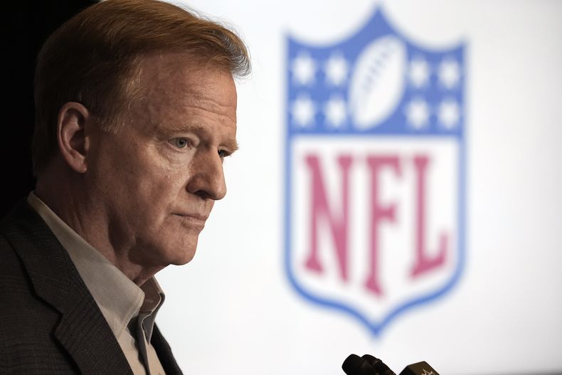 Roger Goodell, comisionado de la NFL, escucha una pregunta de un reportero en la reunión de dueños de la liga, el miércoles 11 de diciembre de 2024, en Irving, Texas. (AP Foto/LM Otero)