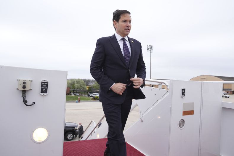 El secretario de Estado de Estados Unidos, Marco Rubio, sube a su avión en la base conjunta Andrews, Maryland, el miércoles 2 de abril de 2025, para viajar a una reunión de la OTAN en Bélgica. (AP Foto/Jacquelyn Martin, Pool)