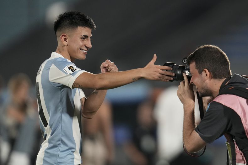 El delantero argentino Thiago Almada posa para una foto tras haber marcado el gol para la victoria 1-0 ante Uruguay en el partido de las eliminatorias del Mundial, el viernes 21 de marzo de 2025, en Montevideo. (AP Foto/Matilde Campodónico)