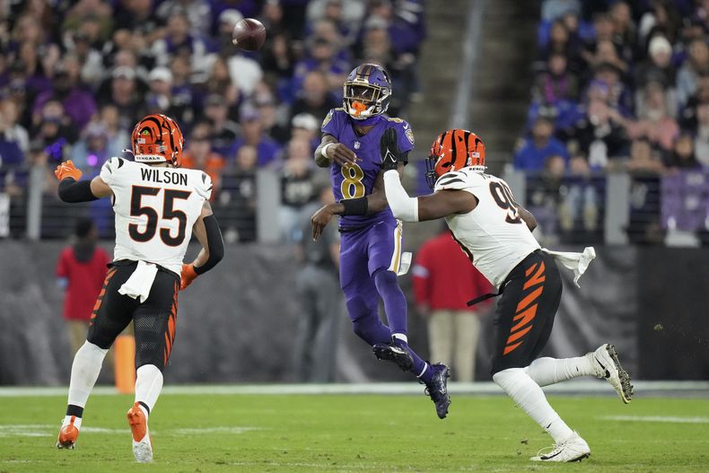 Lamar Jackson, quarterback de los Ravens de Baltimore, lanza frente a los Bengals de Cincinnati en el partido del jueves 7 de noviembre de 2024 (AP foto/Stephanie Scarbrough)