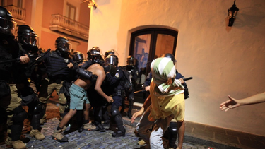 una de las personas detenidas durante la manifestacion contra luma energy requirio asistencia medica