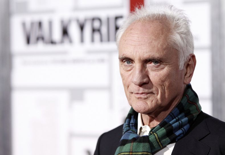 ARCHIVO - Terence Stamp, miembro del elenco, llega al estreno de Valkyrie en Los Ángeles el 18 de diciembre de 2008. (AP Foto/Matt Sayles, archivo)