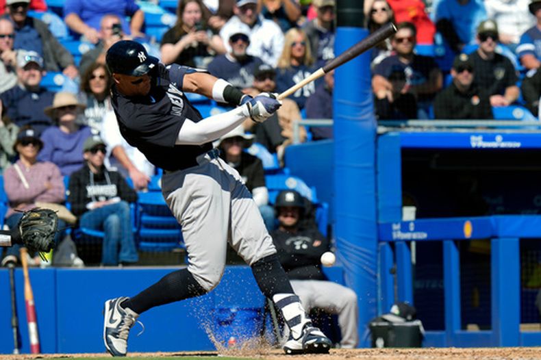 Aaron Judge de los Yankees de Nueva York batea un sencillo ante los Azulejos de Toronto en un juego de pretemporada, el martes 24 de febrero de 2026, en Dunedin, Florida. (AP Foto/Chris OMeara)