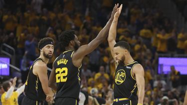 Curry inicia serie con doble doble; Warriors apalean a Mavs