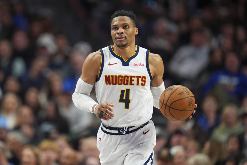 El escolta de los Nuggets de Denver, Russell Westbrook, regatea por la cancha durante la segunda mitad de un partido de baloncesto de la NBA contra los Mavericks de Dallas, el domingo 12 de enero de 2025, en Dallas. Los Nuggets ganaron 112-101. (AP Foto/Julio Cortez)