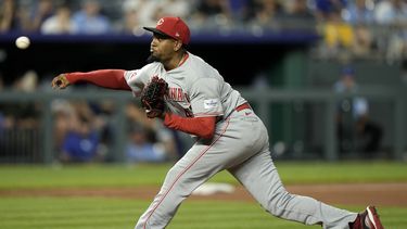 El boricua Alexis Díaz, de los Rojos de Cincinnati, hace un lanzamiento en el noveno inning del juego ante los Reales de Kansas City, el miércoles 14 de junio de 2023 (AP Foto/Charlie Riedel)