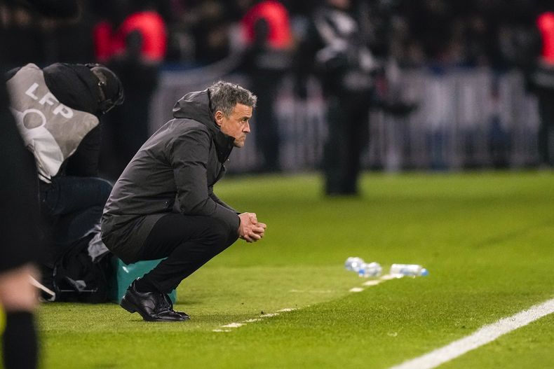 El técnico del PSG Luis Enrique durante el partido contra Brest en la liga francesa, el domingo 28 de enero de 2024. (AP Foto/Thibault Camus)