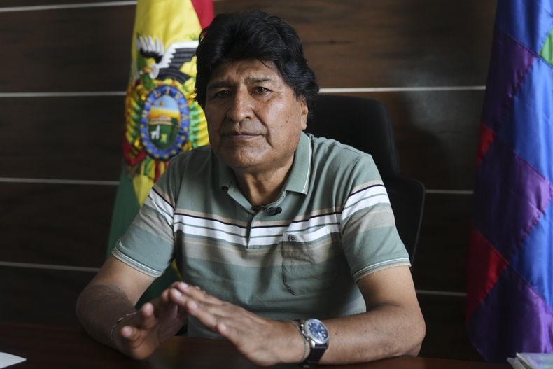 El expresidente Evo Morales, quien promueve una campaña de voto nulo en las elecciones presidenciales y legislativas, gesticula durante una entrevista en Lauca Ñ, región del Chapare, Bolivia, el sábado 16 de agosto de 2025. (Foto AP/Jorge Sáenz)