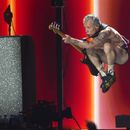 Flea de Red Hot Chili Peppers se presenta durante el concierto benéfico FireAid el jueves 30 de enero de 2025 en The Forum en Inglewood, California. (Foto AP/Chris Pizzello)