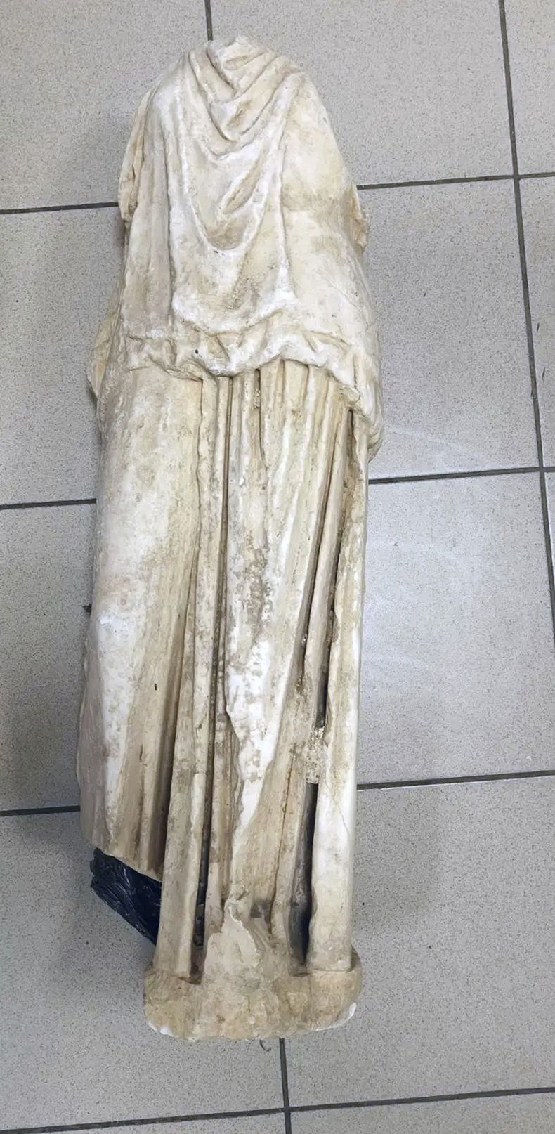 Foto sin fecha entregada por la policía griega el 22 de enero del 2025 que muestra la estatua antigua hallada en Tesalónica, Grecia. (Policía griega via AP)