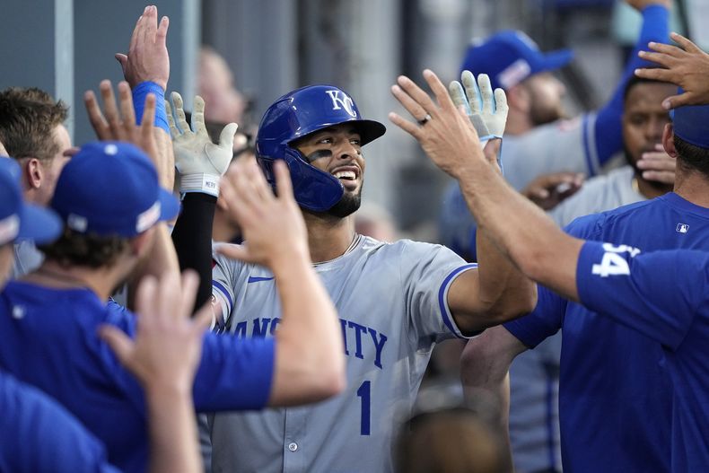 MJ Melendez de los Reales de Kansas City es felicitado por sus compañeros tras su grand slam en la sexta frente a los Dodgers de Los Ángeles el sábado 15 de junio del 2024. (AP Foto/Mark J. Terrill)