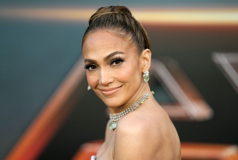 Jennifer Lopez, de la película Atlas, posa en el estreno de la película de Netflix en el Egyptian Theatre, el lunes 20 de mayo de 2024, en Los Ángeles. (Foto AP/Chris Pizzello)