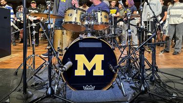 El baterista de los Red Hot Chili Peppers, Chad Smith, actúa con la Banda de Marcha de Michigan en el Auditorio Hill del campus de la Universidad de Michigan el domingo 2 de noviembre de 2025, en Ann Arbor, Michigan. (Foto AP/Mike Householder)