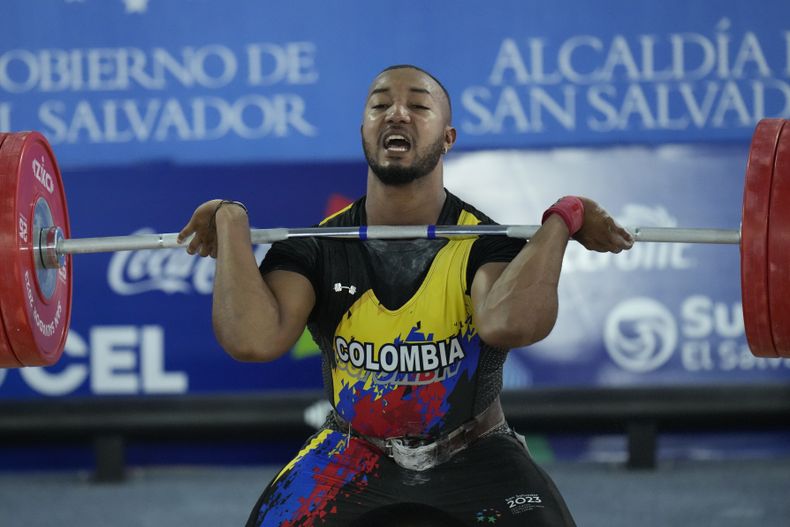 Jhor Moreno, de Colombia, compite en la categoria de los 96 kilogramos del levantamiento de pesas en los Juegos Centroamericanos y del Caribe en San Salvador, el lunes 26 de junio de 2023 (AP Foto/Arnulfo Franco)