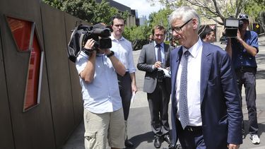 americateve | El director legal y comercial de Seven Network Bruce Ian McWilliam (derecha) llega a una cita con periodistas luego de que la Polic&iacute;a Federal de Australia realizara un cateo en las instalaciones de la televisora en Sydney el martes 18 de febrero de