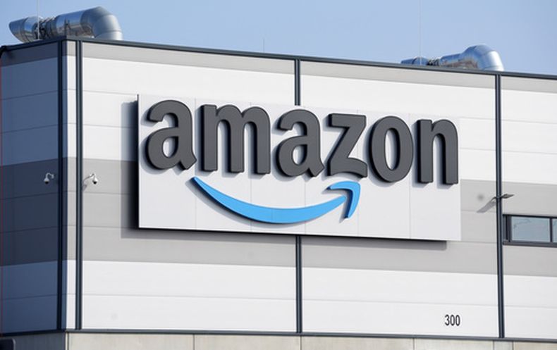 ARCHIVO – El logotipo de Amazon en la fachada de un edificio, el 18 de marzo de 2022, en Schoenefeld, cerca de Berlín. (AP Foto/Michael Sohn, Archivo)