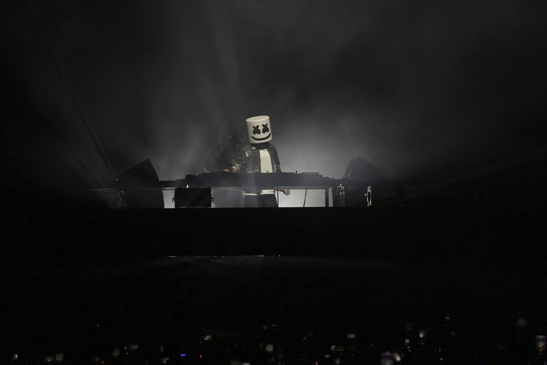 Marshmello de Estados Unidos durante su set en el Festival Tecate Emblema en la Ciudad de México el viernes 17 de mayo de 2024. (Foto AP/Fernando Llano)