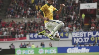 americateve | El jugador de Brasil, Neymar, festeja un gol contra Corea del Sur en un amistoso el s&aacute;bado, 12 de octubre de 2013, en Se&uacute;l. (AP Photo/Ahn Young-joon)