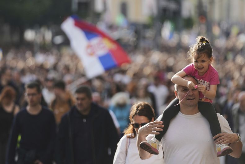 Estudiantes universitarios y personas en general marchan en una protesta, siete meses después de la tragedia en una estación de trenes que provocó manifestaciones multitudinarias contra la corrupción en Belgrado, Serbia, el viernes 30 de mayo de 2025. (AP Foto/Darko Vojinovic)