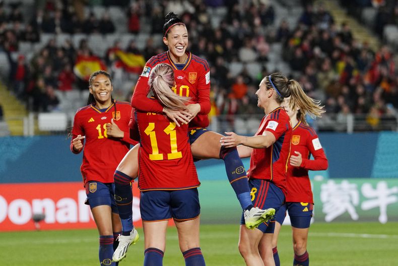 La española Jennifer Hermoso salta a los brazos de su compañera Alexia Putellas en la celebración del segundo gol de España en el partido del Grupo C del Mundial femenino contra Zambia, en Eden Park, Auckland, Nueva Zelanda, el 26 de julio de 2023. (AP Foto/Abbie Parr)