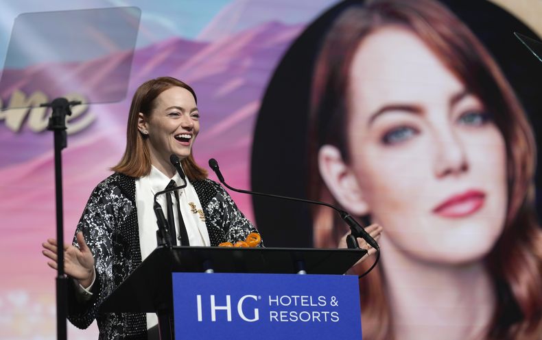 Emma Stone recibe el premio desert palm achievement para una actriz por Poor Things en la 35a edición anual del Festival de Internacional de Cine de Palm Springs el 4 de enero de 2024, en Palm Springs, California. (Foto AP/Chris Pizzello)