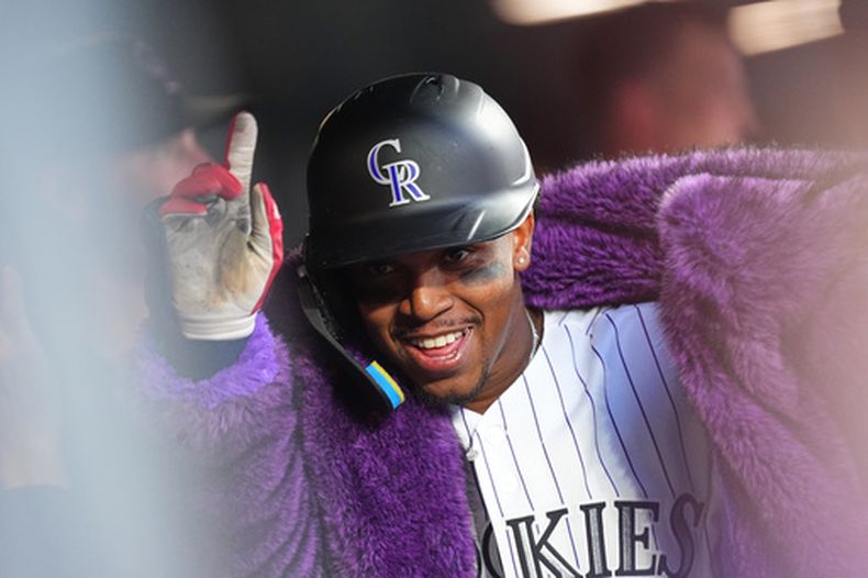 El dominicano Adael Amador, de los Rockies de Colorado, festeja al volver a la cueva tras batear un jonrón ante los Orioles de Baltimore, el martes 1 de septiembre de 2026 (AP Foto/David Zalubowski)