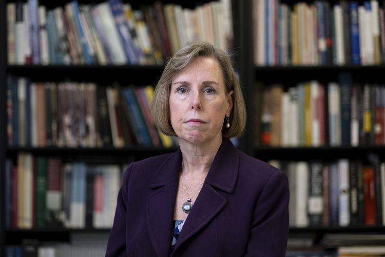 Mary Wearn, presidenta del consejo de humanidades de Georgia, posa para un retrato en su oficina de Atlanta, el miércoles 9 de abril de 2025. (AP foto/Ben Gray)
