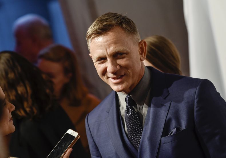 ESP-CEL DANIEL CRAIG-CORONAVIRUS
