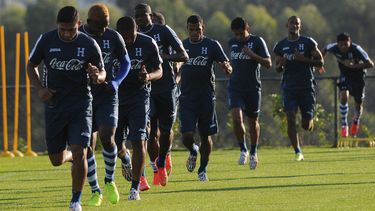 americateve | La selecci&oacute;n de Honduras entrena en Porto Feliz, Brasil, el domingo 22 de junio de 2014. Honduras, en el &uacute;ltimo lugar del Grupo E de la Copa del Mundo tras dos derrotas, se enfrenta el mi&eacute;rcoles a Suiza en Manaos. (AP Foto/Fernando An