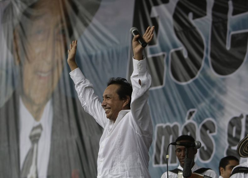 En esta fotograf&iacute;a de archivo del viernes 15 de mayo de 2009, el cantautor Diomedes Diaz saluda a sus seguidores tras cantar en el estado norte&ntilde;o de C&eacute;sar, en Colombia. D&iacute;az muri&oacute; el domingo 22 de diciembre de 2013. Ten&