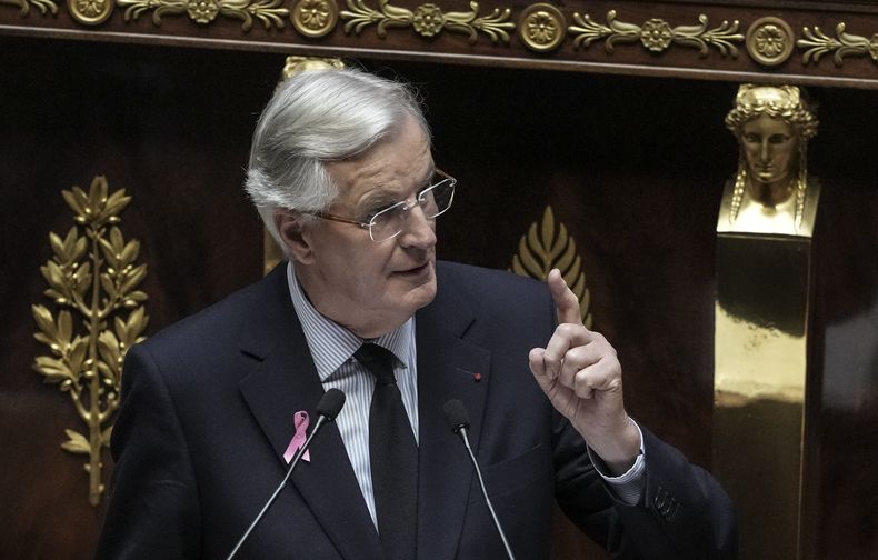 El primer ministro de Francia, Michel Barnier, pronuncia un discurso en la Asamblea Nacional, en París, el 1 de octubre de 2024. (AP Foto/Thibault Camus)
