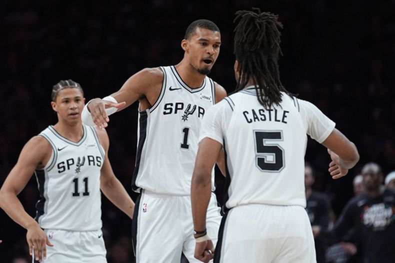 El francés Victor Wembanyama (1), de los Spurs de San Antonio, celebra un enceste con su compañero Stephon Castle en el sexto duelo de las semifinales de la Conferencia Oeste ante los Timberwolves de Minnesota, el viernes 15 de mayo de 2026 (AP Foto/Abbie Parr)