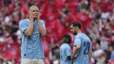 Erling Haaland (izquierda) y Bernardo Silva del Manchester City reacciona tras la derrota ante el Manchester United en la final de la Copa FA, el sábado 25 de mayo de 2024. (AP Foto/Kin Cheung)