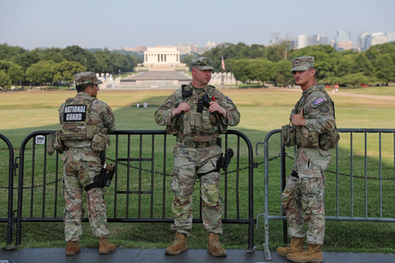 Miembros de la Guardia Nacional custodian el Monumento a Washington, el 15 de julio de 2026, en Washington. El Monumento a Lincoln se ve al fondo. (Foto AP/Rahmat Gul)