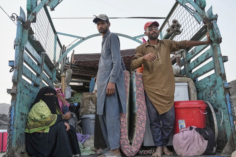 Refugiados afganos repatriados llegan a un campamento tras cruzar la frontera entre Pakistán y Afganistán, en Torkham, Afganistán, el sábado 31 de mayo de 2025. (AP Foto/Ebrahim Noroozi)