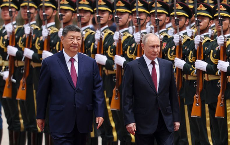 El presidente de Rusia, Vladímir Putin (derecha), y el de China, Xi Jinping, pasan revista a una guardia de honor durante una ceremonia de bienvenida en el Gran Salón del Pueblo, en Beijing, el 20 de mayo de 2026. (Maxim Shemetov/Pool Foto vía AP)
