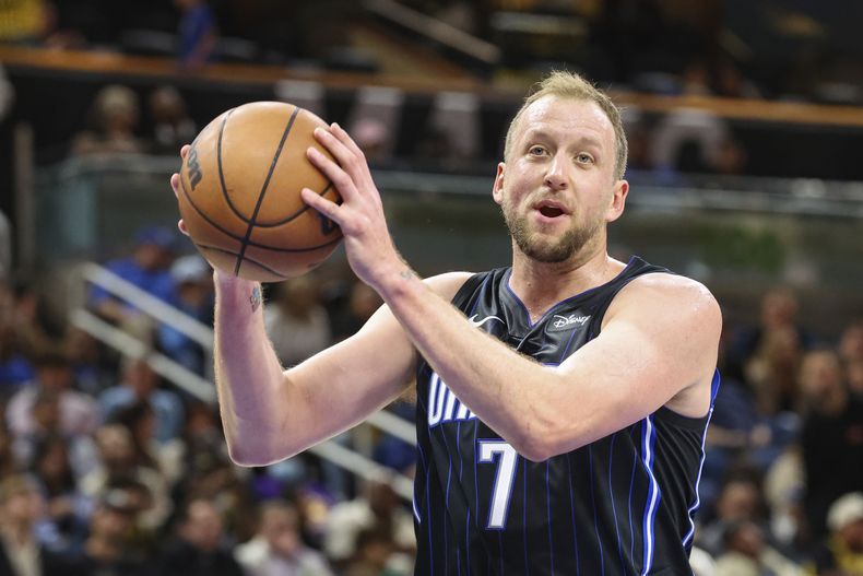 Joe Ingles, base del Magic de Orlando, busca enviar un pase durante la primera mitad del encuentro ante los Lakers de Los Ángeles, el sábado 4 de noviembre de 2023 (AP Foto/Gary McCullough)