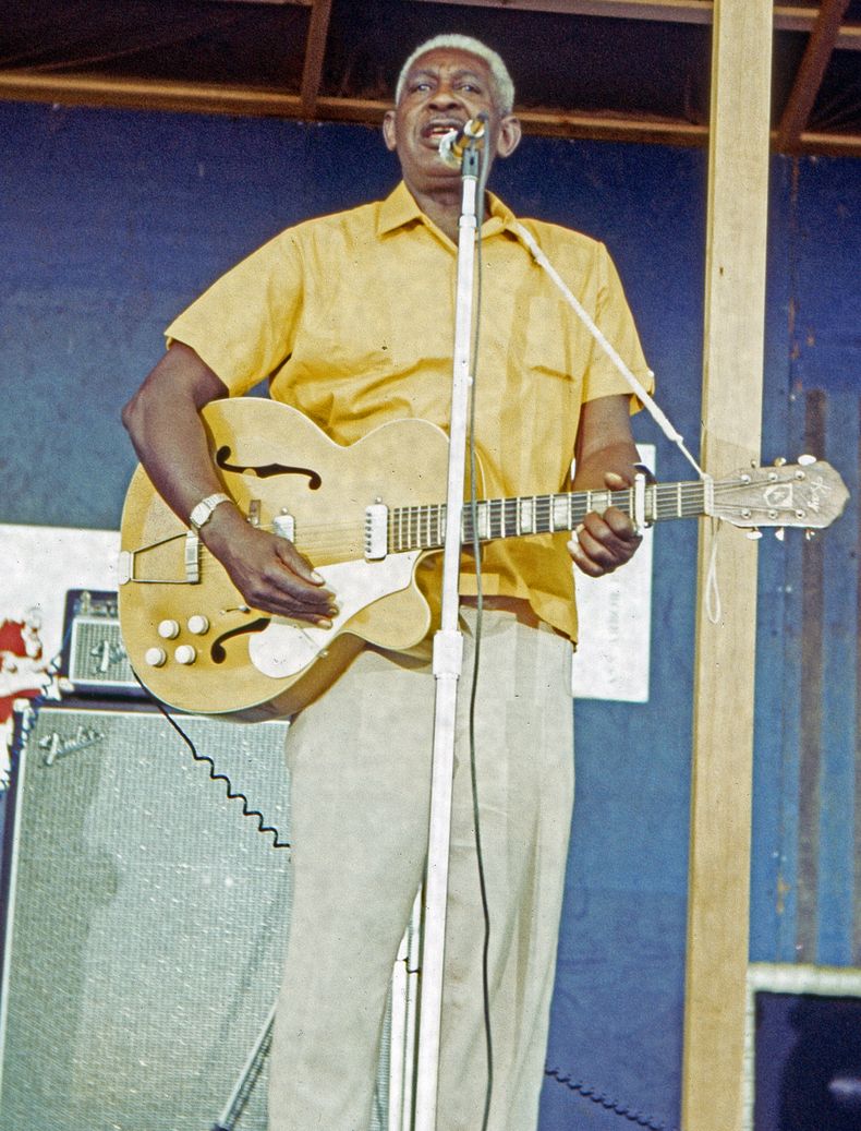 En esta imagen proporcionada por Jeff Titon, Athur Crudup actúa en Ann Arbor, Michigan, el 3 de agosto de 1969. Crudup escribió la canción Thats All Right, que Elvis Presley grabó más tarde como su primer sencillo. (Jeff Titon via AP)