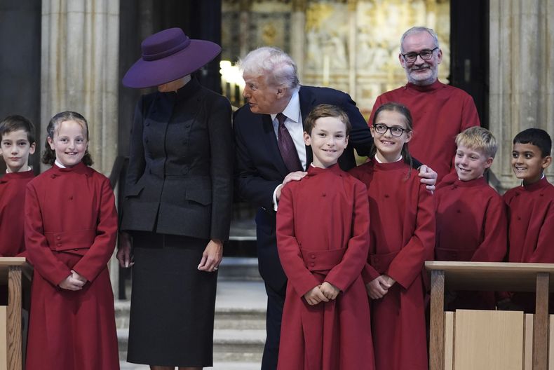 El presidente de EEUU, Donald Trump, y la primera dama estadounidense Melania Trump posan con un coro infantil mientras realizan una visita guiada por la Capilla de San Jorge en el Castillo de Windsor, Windsor, Inglaterra, el miércoles 17 de septiembre de 2025. (AP Foto/Evan Vucci, Pool)