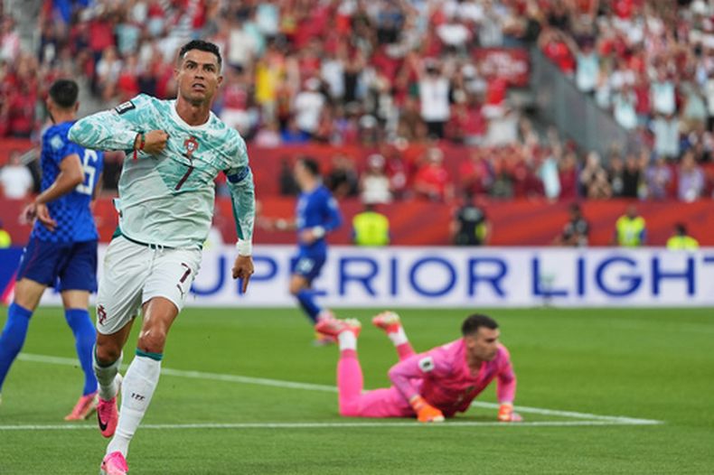 Cristiano Ronaldo, de Portugal, festeja tras convertir un penal ante Croacia, el jueves 2 de julio de 2026, en un duelo de dieciseisavos de final de la Copa del Mundo en Toronto (AP Foto/Stephanie Scarbrough)