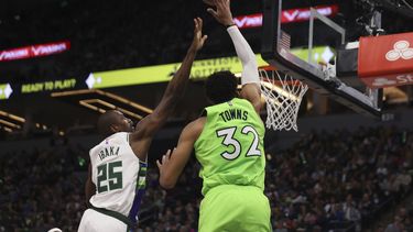 Towns y Wolves vencen a Bucks carentes de Giannis