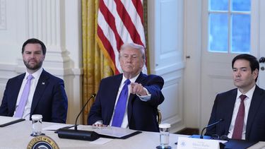 El presidente Donald Trump elige a un reportero para hacerle una pregunta al vicepresidente J.D. Vance (izquierda) y al secretario de Estado Marco Rubio (derecha) durante una reunión con ejecutivos petroleros en la Sala Este de la Casa Blanca, el viernes 9 de enero de 2026, en Washington. (AP Foto/Alex Brandon)