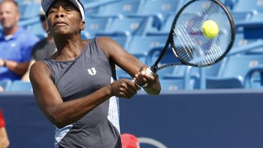 americateve | La estadounidense Venus Williams devuelve una pelota ante Lucie Safarova en el Masters de Cincinnati el martes, 12 de agosto de 2014, en Mason, Ohio. (AP Photo/David Kohl)