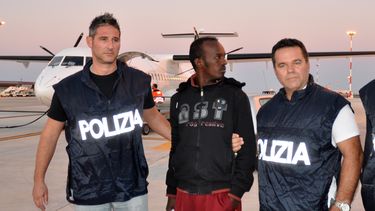 americateve | Foto difundida por la polic&iacute;a de Italia que muestra al ciudadano somal&iacute; Muhamud Elmi Muhidin a su llegada a Palermo desde la isla de Lampedusa, en Sicilia, el jueves 7 de noviembre de 2013, donde sobreviventes de una lancha que se hundi&oacu
